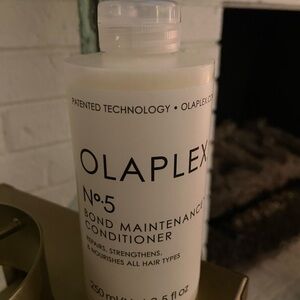OLAPLEX No.5 Bond Maintenance Conditioner - White